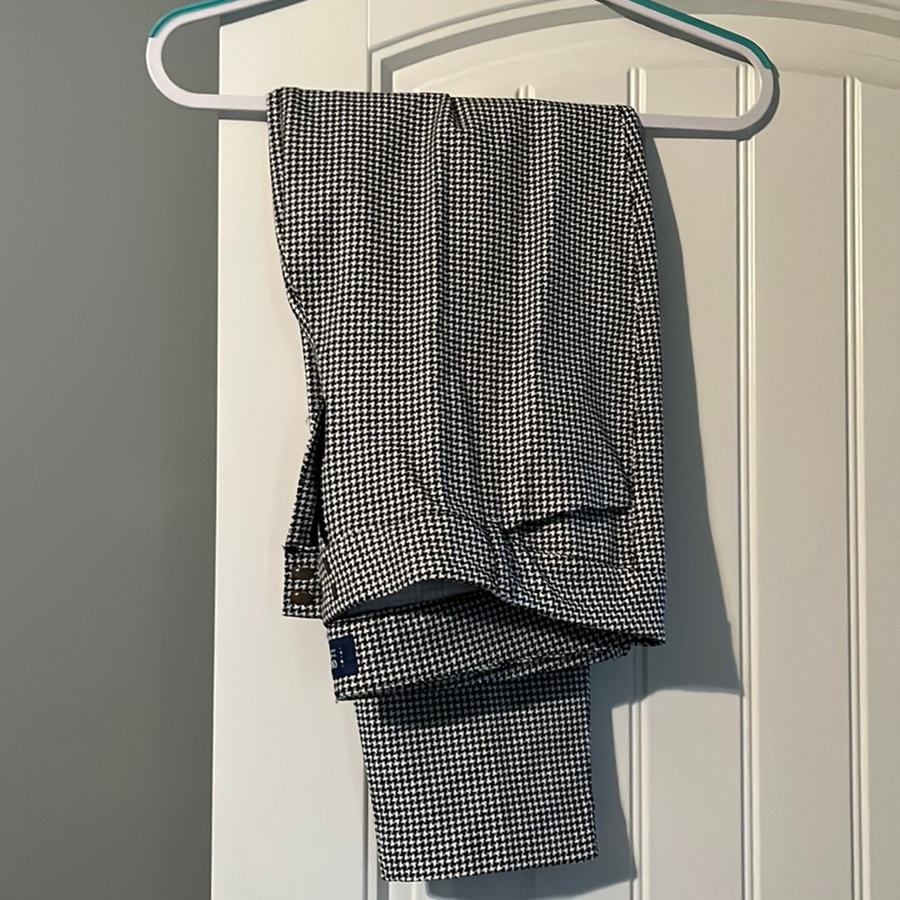 Old Navy white and black pixie pants. Size 14 regular.